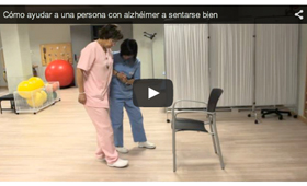 geriatricarea ayudar sentarse persona con alzheimer