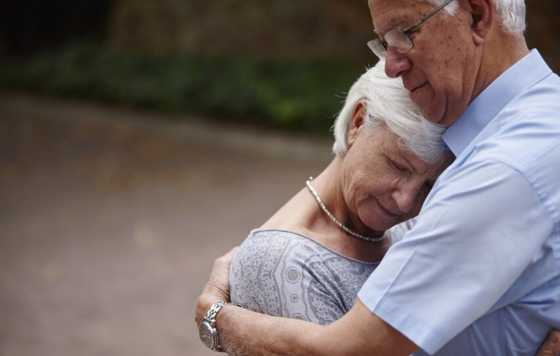 Geriatricarea- sugerencias que pueden mejorar la vida de la persona con la enfermedad del Alzheimer y de sus cuidadores